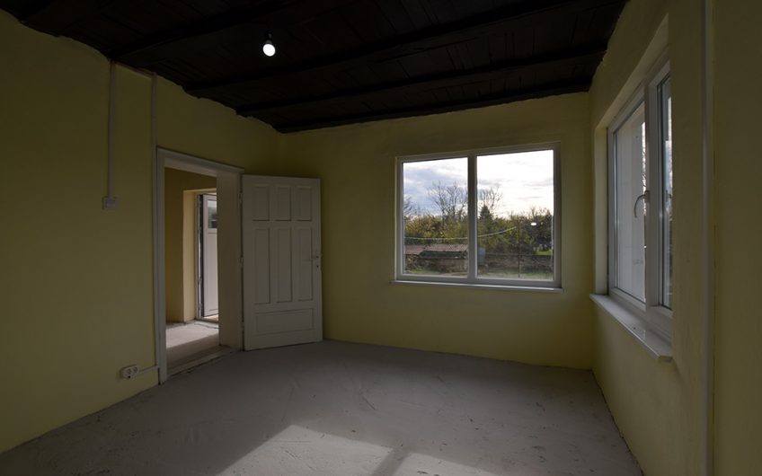 SPACIOUS AND BRIGHT TWO-STOREY HOME – 3 BEDROOMS, 3 EXTRA ROOMS, STORAGE, BALCONY AND AN OUTDOOR POTENTIAL