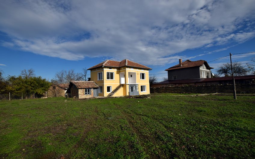 SPACIOUS AND BRIGHT TWO-STOREY HOME – 3 BEDROOMS, 3 EXTRA ROOMS, STORAGE, BALCONY AND AN OUTDOOR POTENTIAL