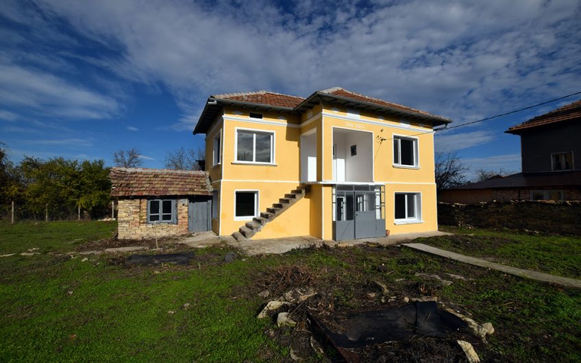 SPACIOUS AND BRIGHT TWO-STOREY HOME – 3 BEDROOMS, 3 EXTRA ROOMS, STORAGE, BALCONY AND AN OUTDOOR POTENTIAL