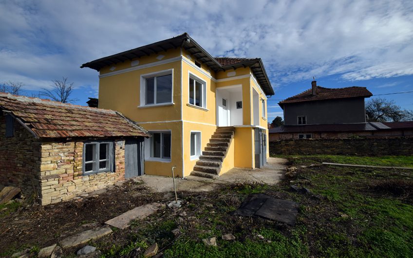 SPACIOUS AND BRIGHT TWO-STOREY HOME – 3 BEDROOMS, 3 EXTRA ROOMS, STORAGE, BALCONY AND AN OUTDOOR POTENTIAL