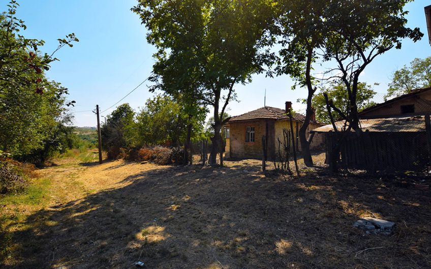 A CHARMING TRADITIONAL STONE HOUSE WITH A HALF-ACRE GARDEN, CLOSE TO THE BLACK SEA COAST AND BURGAS AIRPORT