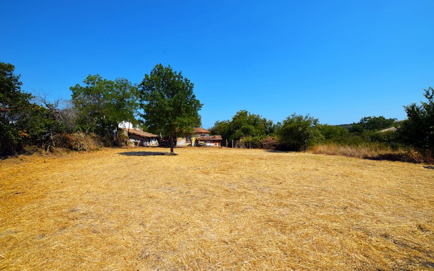 A CHARMING TRADITIONAL STONE HOUSE WITH A HALF-ACRE GARDEN, CLOSE TO THE BLACK SEA COAST AND BURGAS AIRPORT