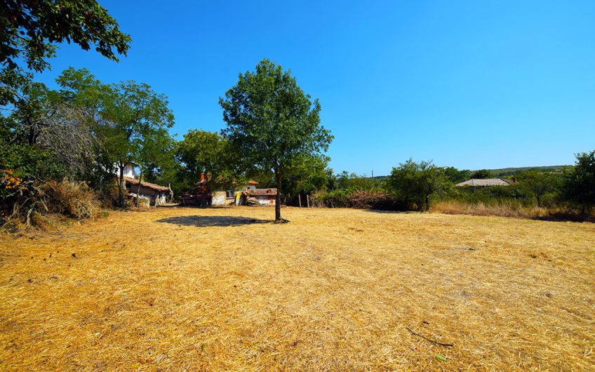 A CHARMING TRADITIONAL STONE HOUSE WITH A HALF-ACRE GARDEN, CLOSE TO THE BLACK SEA COAST AND BURGAS AIRPORT