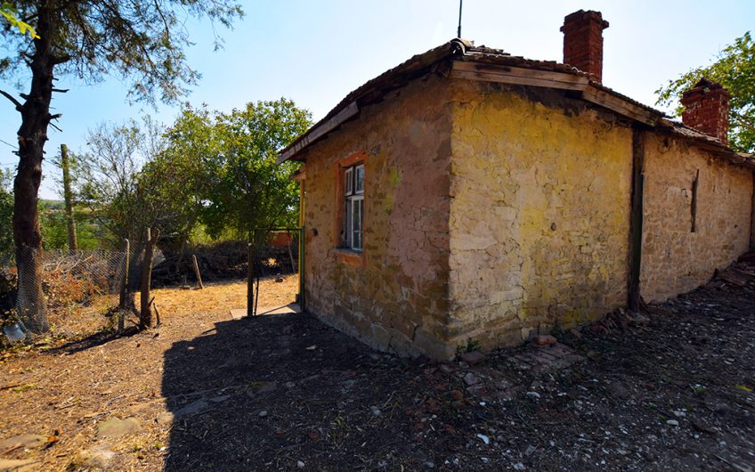 A CHARMING TRADITIONAL STONE HOUSE WITH A HALF-ACRE GARDEN, CLOSE TO THE BLACK SEA COAST AND BURGAS AIRPORT