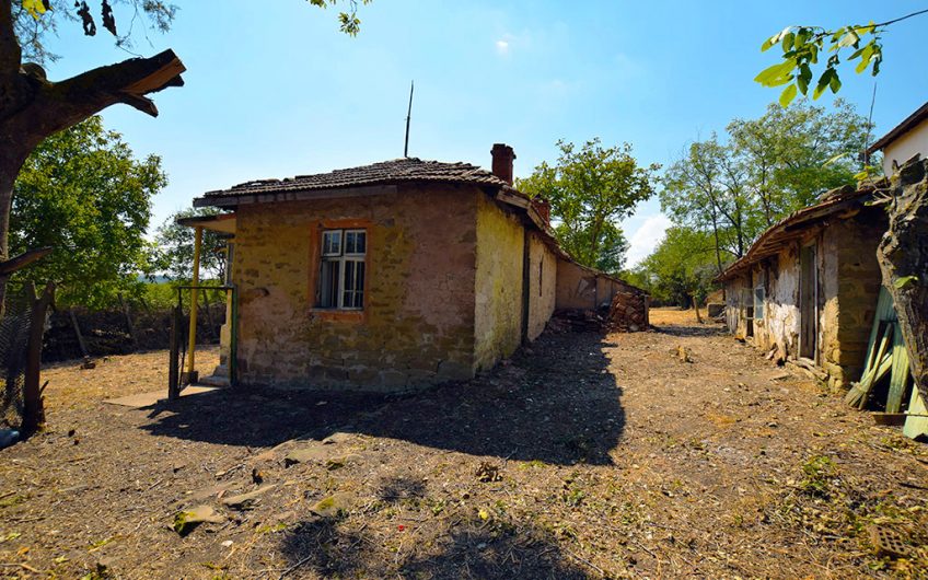 A CHARMING TRADITIONAL STONE HOUSE WITH A HALF-ACRE GARDEN, CLOSE TO THE BLACK SEA COAST AND BURGAS AIRPORT