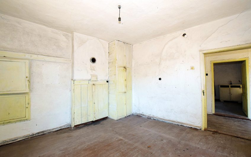 A CHARMING TRADITIONAL STONE HOUSE WITH A HALF-ACRE GARDEN, CLOSE TO THE BLACK SEA COAST AND BURGAS AIRPORT