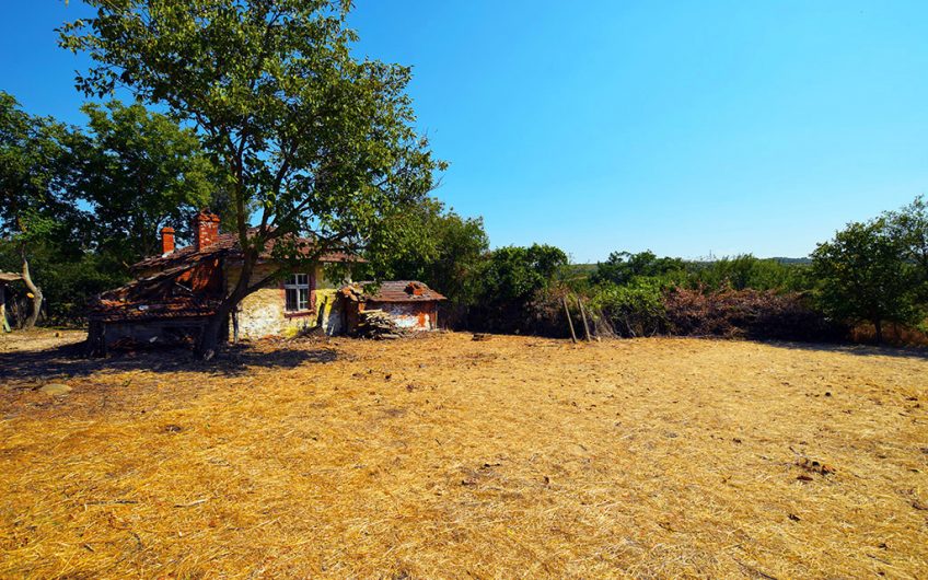 A CHARMING TRADITIONAL STONE HOUSE WITH A HALF-ACRE GARDEN, CLOSE TO THE BLACK SEA COAST AND BURGAS AIRPORT