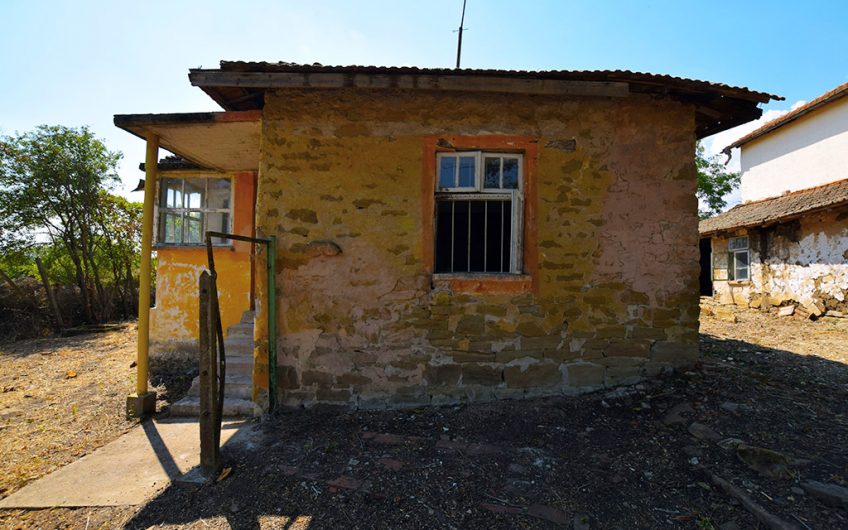 A CHARMING TRADITIONAL STONE HOUSE WITH A HALF-ACRE GARDEN, CLOSE TO THE BLACK SEA COAST AND BURGAS AIRPORT
