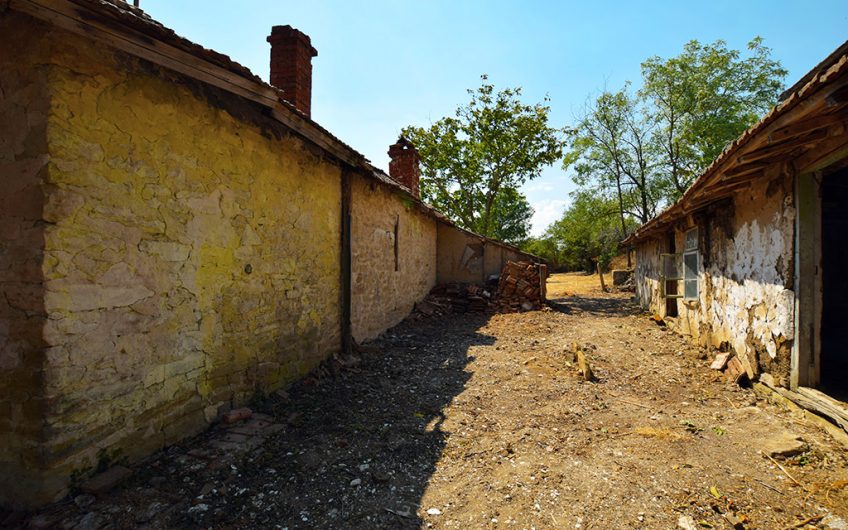 A CHARMING TRADITIONAL STONE HOUSE WITH A HALF-ACRE GARDEN, CLOSE TO THE BLACK SEA COAST AND BURGAS AIRPORT