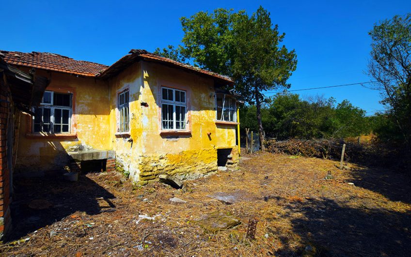 A CHARMING TRADITIONAL STONE HOUSE WITH A HALF-ACRE GARDEN, CLOSE TO THE BLACK SEA COAST AND BURGAS AIRPORT