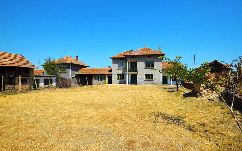 MASSIVE 4-BEDROOM TWO-STOREY HOME WITH 1,400 SQ.M. GARDEN, INTERNAL STAIRCASE & EXCEPTIONAL POTENTIAL