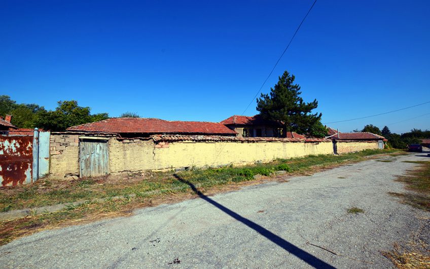 SPACIOUS FOUR-BEDROOM PROPERTY – HUGE 2,354 SQ.M. GARDEN – NUMEROUS ROOMS & OUTBUILDINGS – ENDLESS POSSIBILITIES