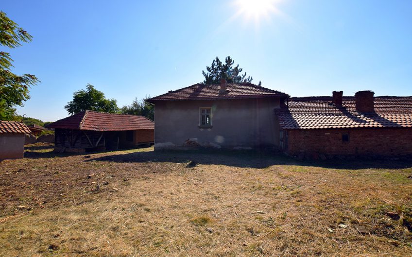 SPACIOUS FOUR-BEDROOM PROPERTY – HUGE 2,354 SQ.M. GARDEN – NUMEROUS ROOMS & OUTBUILDINGS – ENDLESS POSSIBILITIES