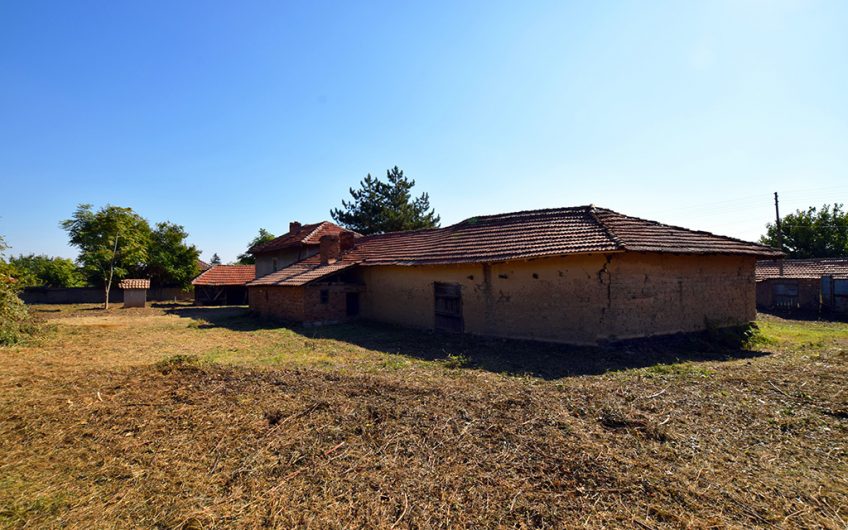 SPACIOUS FOUR-BEDROOM PROPERTY – HUGE 2,354 SQ.M. GARDEN – NUMEROUS ROOMS & OUTBUILDINGS – ENDLESS POSSIBILITIES