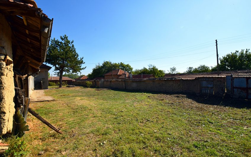 SPACIOUS FOUR-BEDROOM PROPERTY – HUGE 2,354 SQ.M. GARDEN – NUMEROUS ROOMS & OUTBUILDINGS – ENDLESS POSSIBILITIES