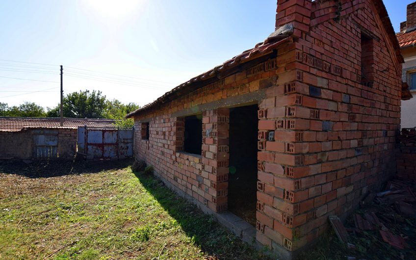 SPACIOUS FOUR-BEDROOM PROPERTY – HUGE 2,354 SQ.M. GARDEN – NUMEROUS ROOMS & OUTBUILDINGS – ENDLESS POSSIBILITIES