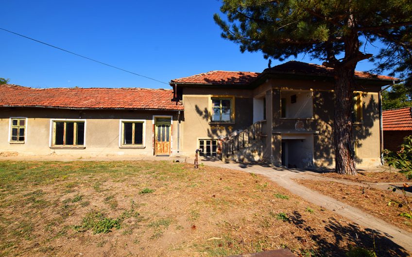 SPACIOUS FOUR-BEDROOM PROPERTY – HUGE 2,354 SQ.M. GARDEN – NUMEROUS ROOMS & OUTBUILDINGS – ENDLESS POSSIBILITIES