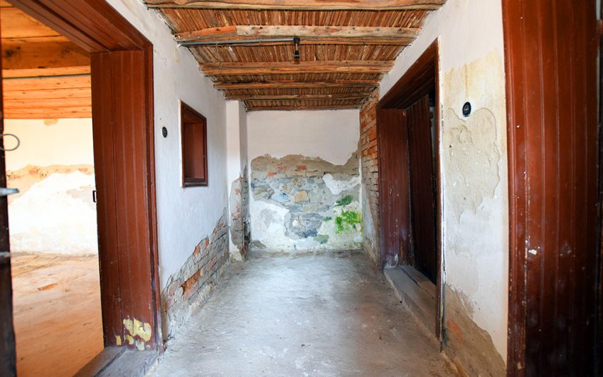 SPACIOUS FOUR-BEDROOM PROPERTY – HUGE 2,354 SQ.M. GARDEN – NUMEROUS ROOMS & OUTBUILDINGS – ENDLESS POSSIBILITIES