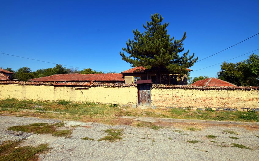 SPACIOUS FOUR-BEDROOM PROPERTY – HUGE 2,354 SQ.M. GARDEN – NUMEROUS ROOMS & OUTBUILDINGS – ENDLESS POSSIBILITIES