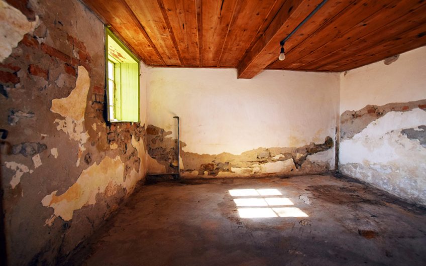 SPACIOUS FOUR-BEDROOM PROPERTY – HUGE 2,354 SQ.M. GARDEN – NUMEROUS ROOMS & OUTBUILDINGS – ENDLESS POSSIBILITIES