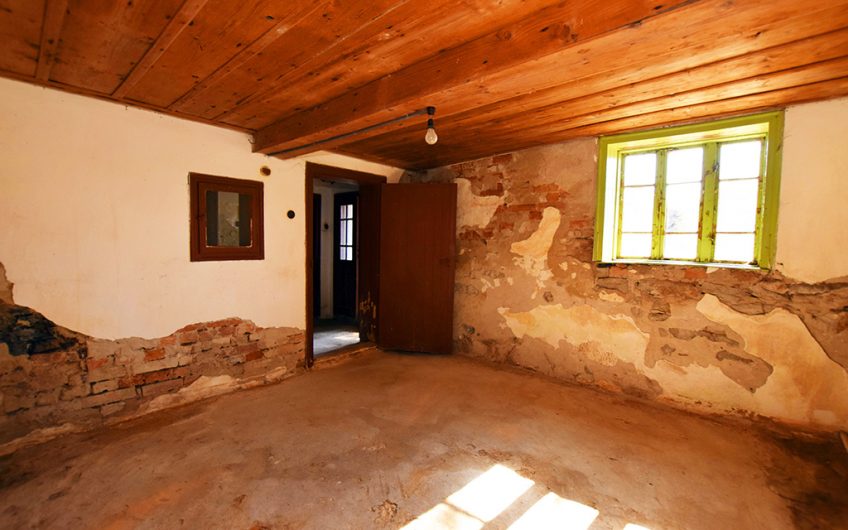 SPACIOUS FOUR-BEDROOM PROPERTY – HUGE 2,354 SQ.M. GARDEN – NUMEROUS ROOMS & OUTBUILDINGS – ENDLESS POSSIBILITIES