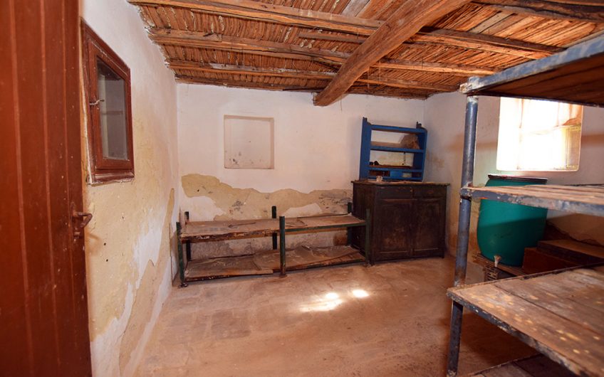 SPACIOUS FOUR-BEDROOM PROPERTY – HUGE 2,354 SQ.M. GARDEN – NUMEROUS ROOMS & OUTBUILDINGS – ENDLESS POSSIBILITIES