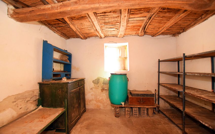 SPACIOUS FOUR-BEDROOM PROPERTY – HUGE 2,354 SQ.M. GARDEN – NUMEROUS ROOMS & OUTBUILDINGS – ENDLESS POSSIBILITIES