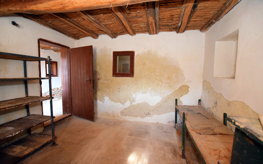 SPACIOUS FOUR-BEDROOM PROPERTY – HUGE 2,354 SQ.M. GARDEN – NUMEROUS ROOMS & OUTBUILDINGS – ENDLESS POSSIBILITIES