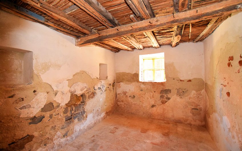 SPACIOUS FOUR-BEDROOM PROPERTY – HUGE 2,354 SQ.M. GARDEN – NUMEROUS ROOMS & OUTBUILDINGS – ENDLESS POSSIBILITIES