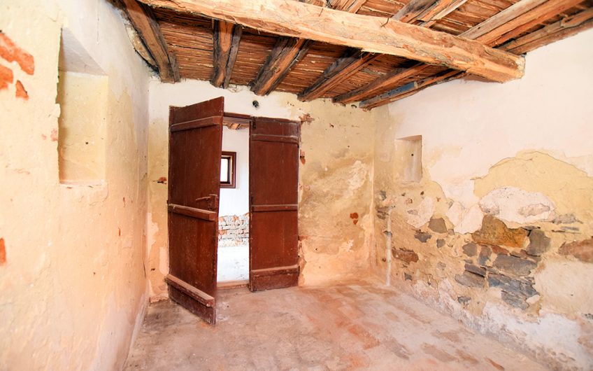 SPACIOUS FOUR-BEDROOM PROPERTY – HUGE 2,354 SQ.M. GARDEN – NUMEROUS ROOMS & OUTBUILDINGS – ENDLESS POSSIBILITIES