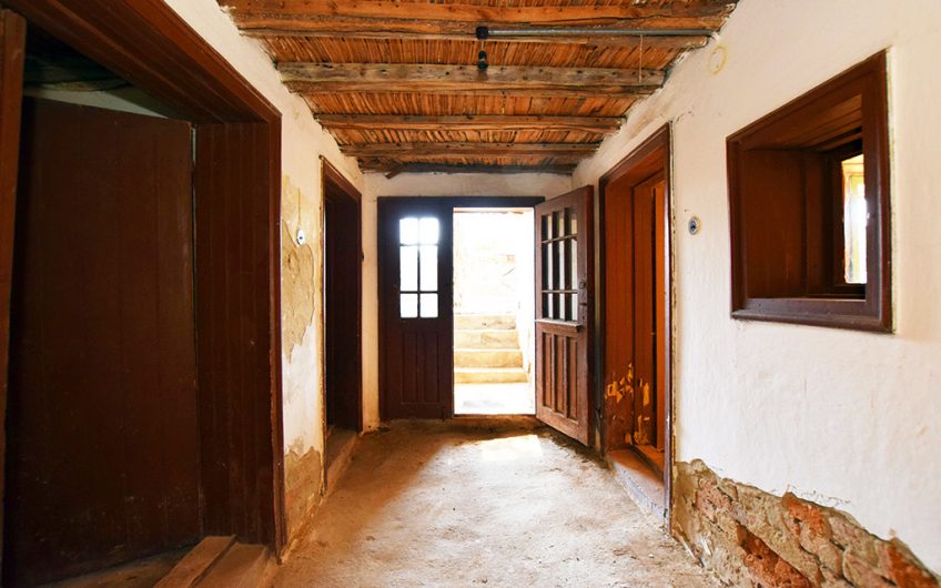 SPACIOUS FOUR-BEDROOM PROPERTY – HUGE 2,354 SQ.M. GARDEN – NUMEROUS ROOMS & OUTBUILDINGS – ENDLESS POSSIBILITIES
