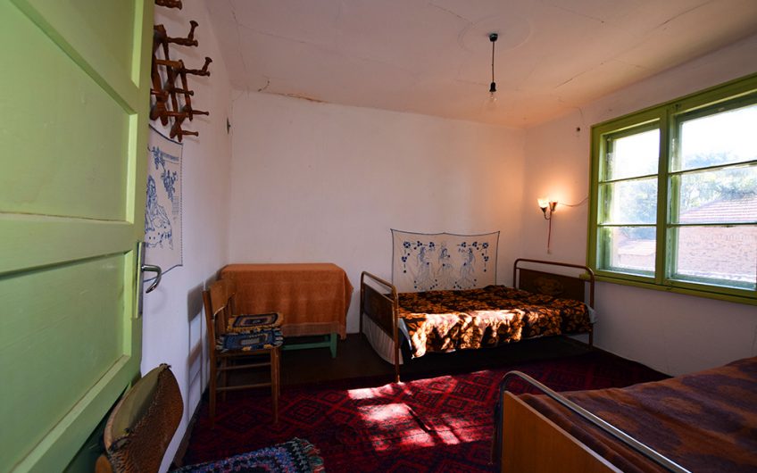 SPACIOUS FOUR-BEDROOM PROPERTY – HUGE 2,354 SQ.M. GARDEN – NUMEROUS ROOMS & OUTBUILDINGS – ENDLESS POSSIBILITIES