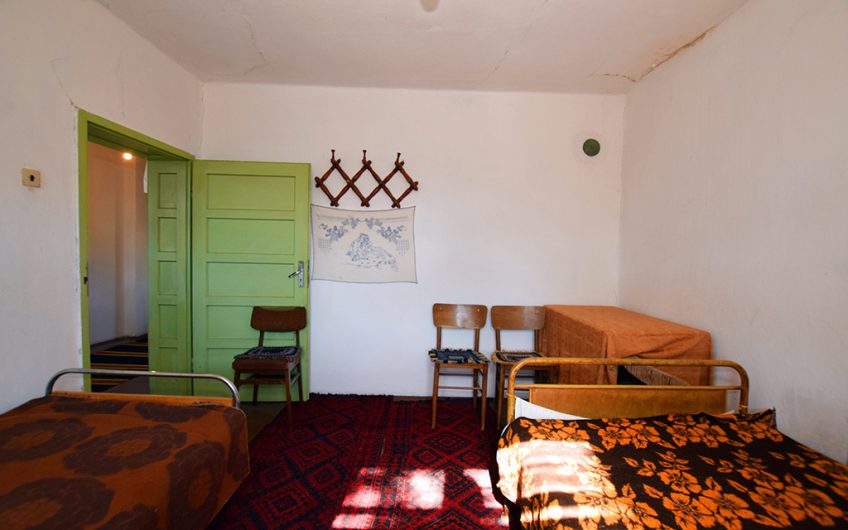 SPACIOUS FOUR-BEDROOM PROPERTY – HUGE 2,354 SQ.M. GARDEN – NUMEROUS ROOMS & OUTBUILDINGS – ENDLESS POSSIBILITIES