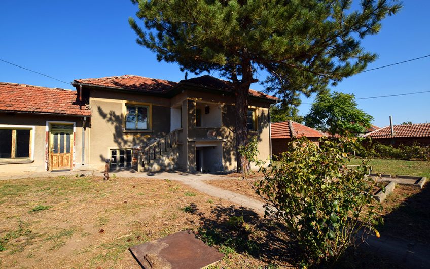 SPACIOUS FOUR-BEDROOM PROPERTY – HUGE 2,354 SQ.M. GARDEN – NUMEROUS ROOMS & OUTBUILDINGS – ENDLESS POSSIBILITIES