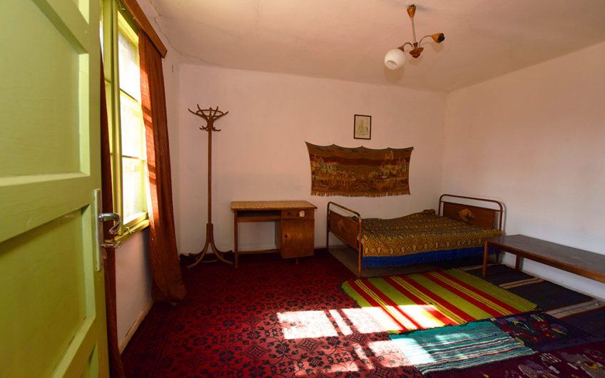 SPACIOUS FOUR-BEDROOM PROPERTY – HUGE 2,354 SQ.M. GARDEN – NUMEROUS ROOMS & OUTBUILDINGS – ENDLESS POSSIBILITIES