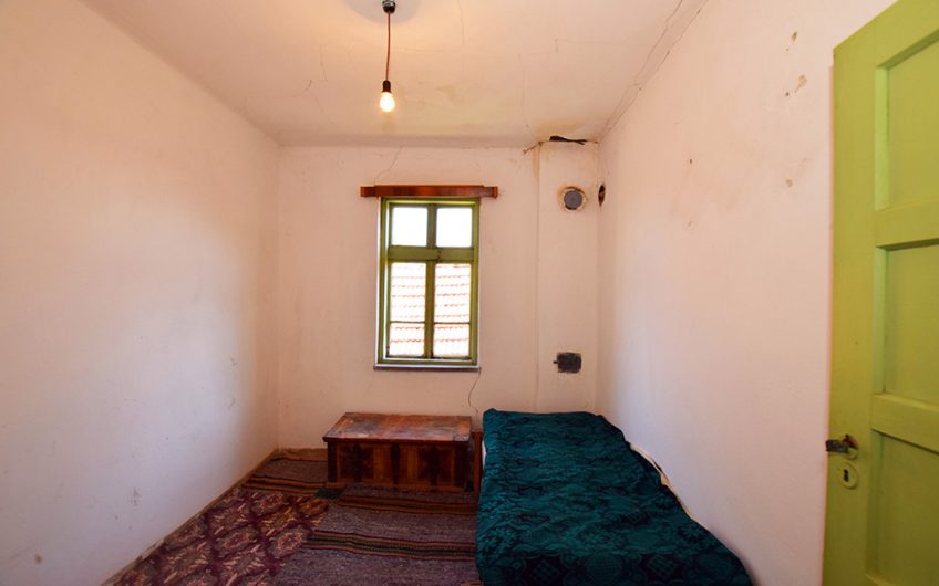 SPACIOUS FOUR-BEDROOM PROPERTY – HUGE 2,354 SQ.M. GARDEN – NUMEROUS ROOMS & OUTBUILDINGS – ENDLESS POSSIBILITIES