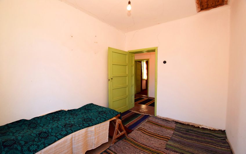 SPACIOUS FOUR-BEDROOM PROPERTY – HUGE 2,354 SQ.M. GARDEN – NUMEROUS ROOMS & OUTBUILDINGS – ENDLESS POSSIBILITIES