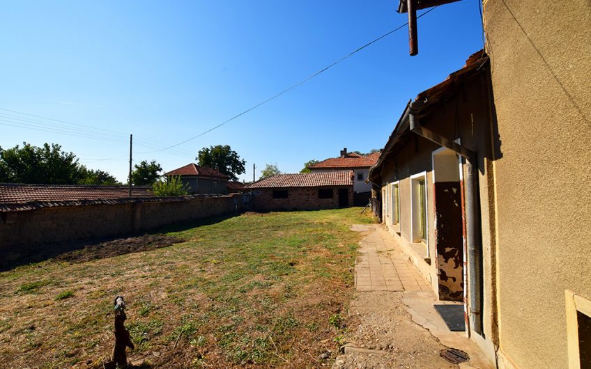 SPACIOUS FOUR-BEDROOM PROPERTY – HUGE 2,354 SQ.M. GARDEN – NUMEROUS ROOMS & OUTBUILDINGS – ENDLESS POSSIBILITIES