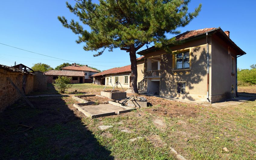 SPACIOUS FOUR-BEDROOM PROPERTY – HUGE 2,354 SQ.M. GARDEN – NUMEROUS ROOMS & OUTBUILDINGS – ENDLESS POSSIBILITIES