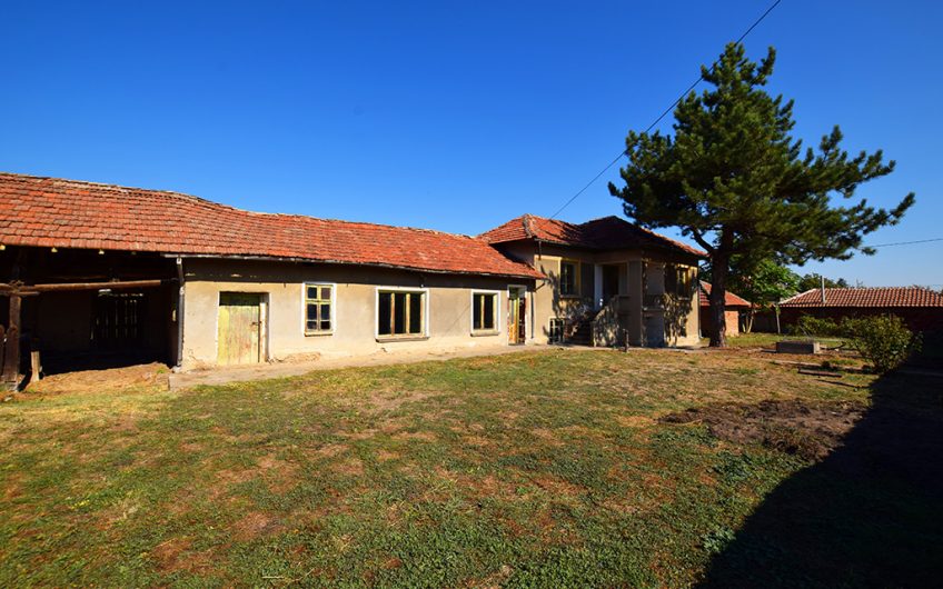 SPACIOUS FOUR-BEDROOM PROPERTY – HUGE 2,354 SQ.M. GARDEN – NUMEROUS ROOMS & OUTBUILDINGS – ENDLESS POSSIBILITIES