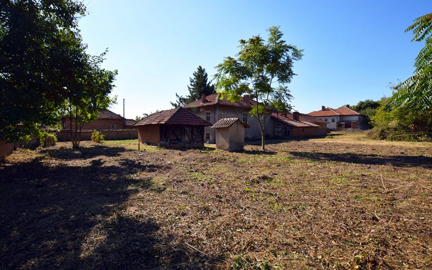 SPACIOUS FOUR-BEDROOM PROPERTY – HUGE 2,354 SQ.M. GARDEN – NUMEROUS ROOMS & OUTBUILDINGS – ENDLESS POSSIBILITIES